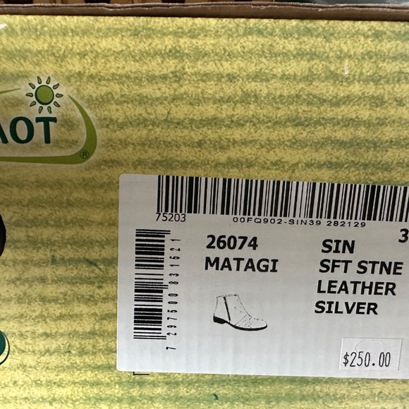 Naot boot - Picture 4 of 4